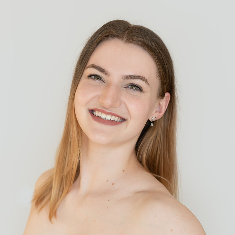 Julia Gundzik headshot